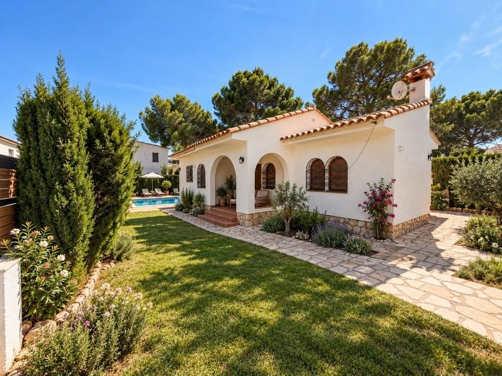 Chalet independiente con gran potencial de reforma y proyecto de piscina en Miami Platja (Costa Dorada) - Image 1